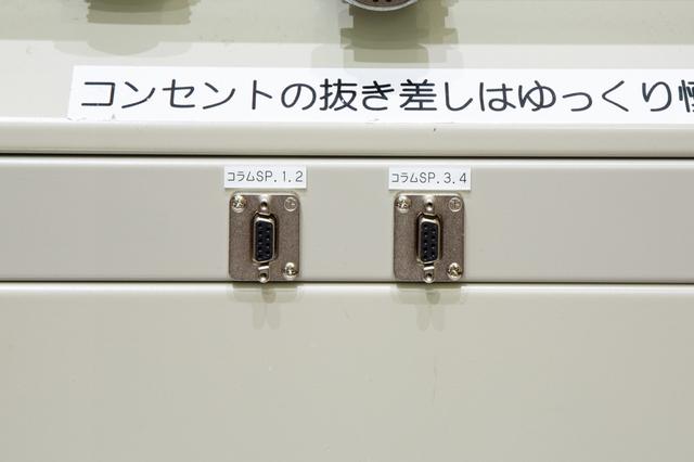 画像: 「Intellivox」のメンテナンスに使用するD-sub9ピン。会場内にある壁埋めのボックス内に設置