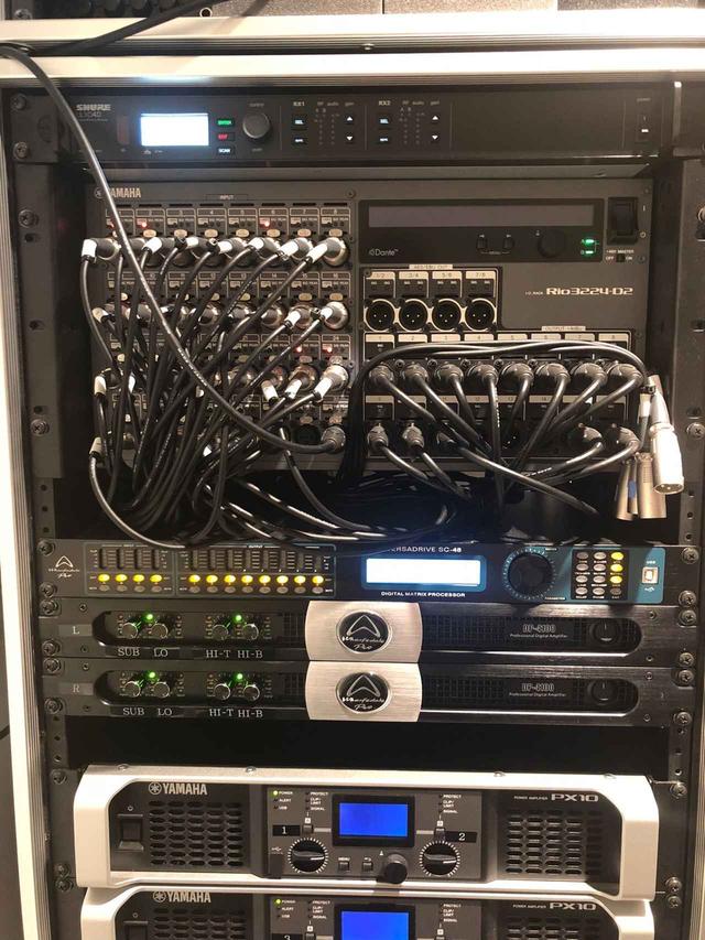 画像: ステージ袖に設置された「DP-4100」と「VERSADRIVE SC-48」