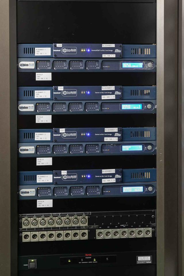画像: アンプ室に設置されたBSS AUDIO「BLU-160」と「BLU-DA」。スピーカーごとのフィルター、EQ、ディレイ、レベル調整などを担う