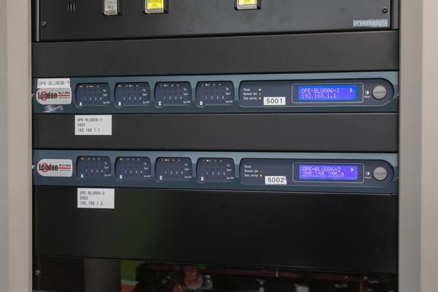 画像: 今回導入されたプログラマブル・デジタル・プロセッサー「BLU-806」。調整室に設置され、「VENUE | SC48」と接続されている