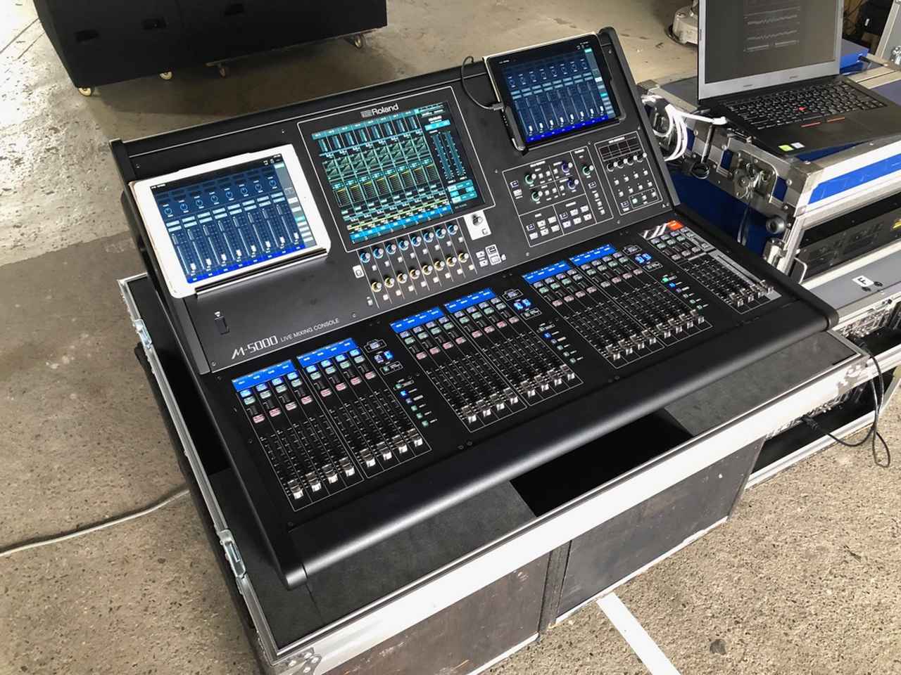 画像: システムの核となるミキシング・コンソール「M-5000」