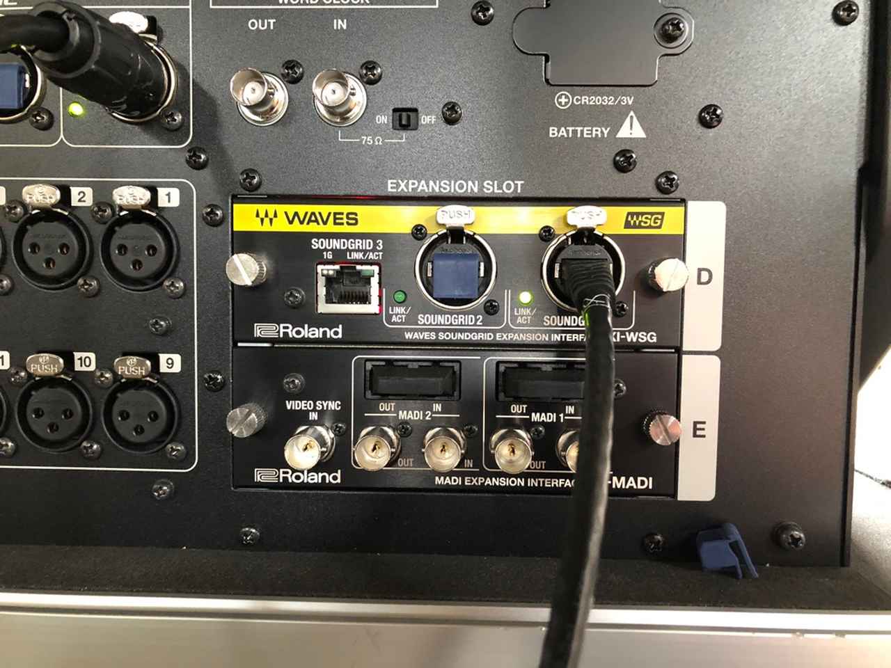 画像: 「M-5000」のオプション・スロットには、MADI拡張インターフェースの「XI-MADI」と、Waves SoundGrid拡張インターフェースの「XI-WSG」を装着