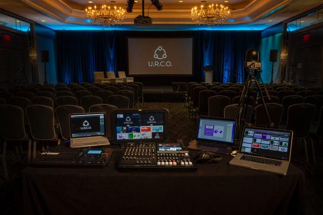 画像: 講演会や結婚式などのイベントでも、VR-50HD MK IIがあればワンマンでオペレーションすることが可能だ