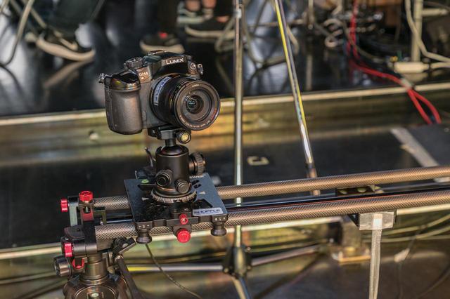 画像: 電動スライダーに取り付けられたパナソニック Lumix DMC-GH4