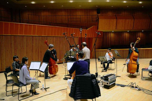 画像: 軽井沢の大賀ホールで2017年12月に行われた『Touch of Contrabass』の録音。5chスパイダーツリーと呼ばれるメインマイクを中心に、アーティストが円周形に配置されている