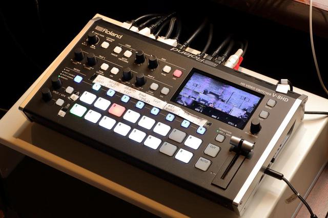 画像: REAL DIVA'Sのライブ配信システムの核となるローランド V-8HD。非常にコンパクトなサイズながら、HDMI入力を8系統/出力を3系統装備しているのが大きな特徴。映像・音声を一括管理できる視認性の高いマルチビュー用ディスプレイも内蔵し、ピクチャー・イン・ピクチャーやキー合成、テロップといった映像演出機能も充実。本体内に静止画を最大8枚保存できるスチル・メモリー機能や、各種設定を最大24個まで保存/呼び出すことができる。問い合わせ:ローランド株式会社 Tel:050-3101-2555 https://proav.roland.com/jp/products/v-8hd/