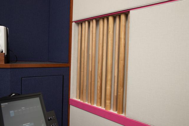 画像: 今回新たに設置された『AGS(Acoustic Grove System)』。ご存じ、日本音響エンジニアリング・オリジナルのルーム・チューニング機構だ