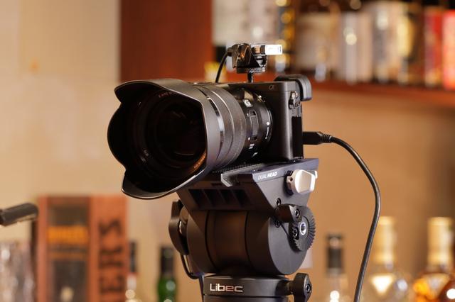 画像: XDCAMの脇に設置されているソニー α6600