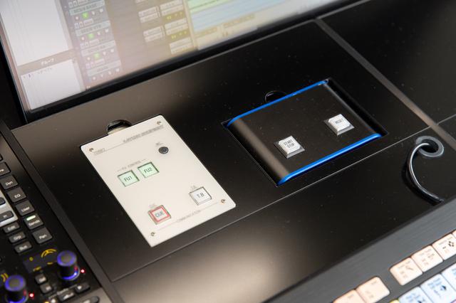 画像: S6のProducer Deskに埋め込まれたたトークバックボックスとラウドネス・メーター用のスイッチ