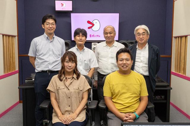 画像: 写真手前左から、関西テレビ放送 制作技術センターの野村理恵氏、同じく制作技術センターの中道尚宏氏、写真奥左から、NEUMANNブランドを取り扱うゼンハイザージャパンの藤井宏幸氏、音響設計を担当した日本音響エンジニアリングの柿沼誠氏、同じく日本音響エンジニアリングの崎山安洋氏、システム・プランニングを担当した三友の原田計士氏