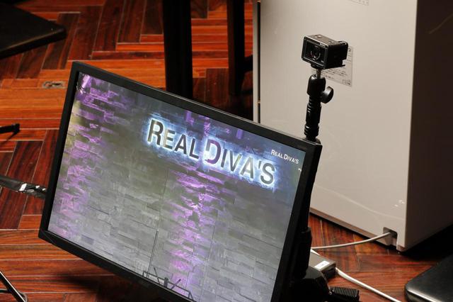 画像: ステージ前には演者用のモニターが設置。3系統のHDMI出力を備えたV-8HDならではのシステムだろう。モニター右上の小型カメラは、ソニー RSC-RX0