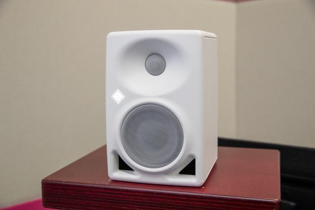 画像: リアに設置されたKH 80 DSP。取り外し可能なスピーカー台の上に置かれている