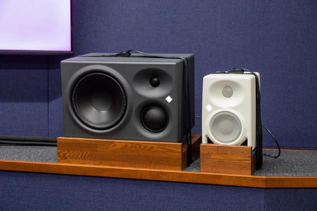 画像: NEUMANN KH 310(写真左)とKH 80 DSP(写真右)。KH 310は、3ウェイ仕様のパワード・ニアフィールド・モニターで、このクラスでは最も速い過渡応答と34Hzまでをカバーする優れた低域性能、特別設計のドライバーによるミッド・レンジの高精度が特徴。内蔵アンプは、熱保護回路を備えたクラスAB仕様で(210W+90W×2)、パワフルなスイッチング・モード電源と合わせ、最大116.3dBの音圧を実現している。デジタルXLR/BNC入力を備えたデジタル・モデル(KH 310 D)もラインナップ。一方のKH 80 DSPは、コンパクトな2ウェイ仕様のパワード・モニター。オリジナルのDSPエンジンを搭載し、専用コントロール・ソフトウェア『Neumann.Control』を使った音響補正にも対応する。ブラック・モデルとホワイト・モデルの2カラーがラインナップ