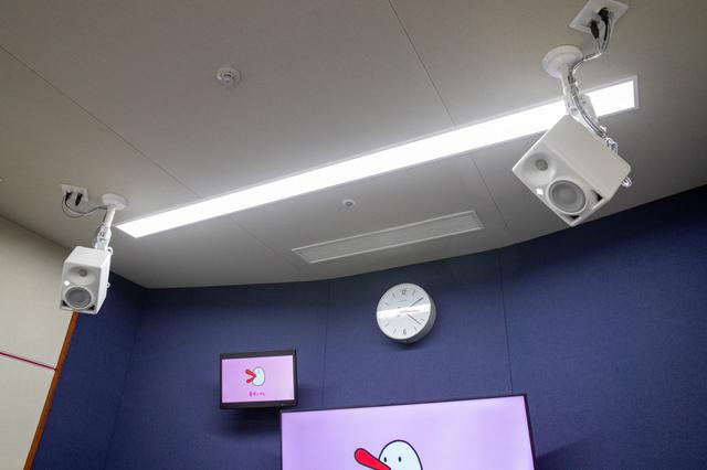 画像: 天井に設置されたKH 80 DSP。取り付けにあたって重量的にもまったく問題なかったとのこと