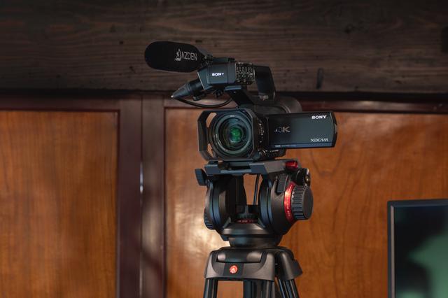 画像: 2台使用されたソニー PXW-Z90。それぞれピアニストとボーカリストを狙って設置された