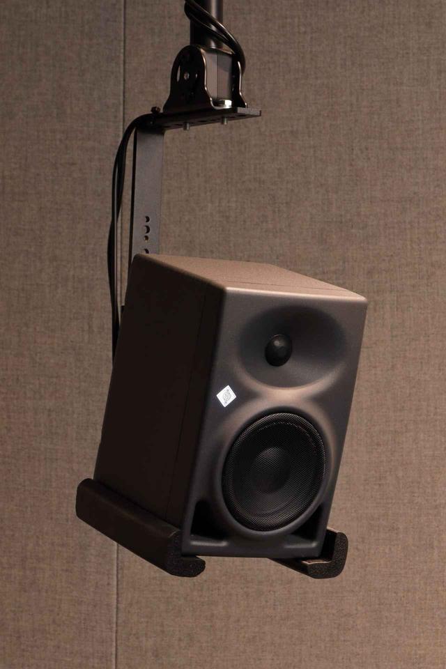 画像: サイド・スピーカーは2ウェイの「KH 120」
