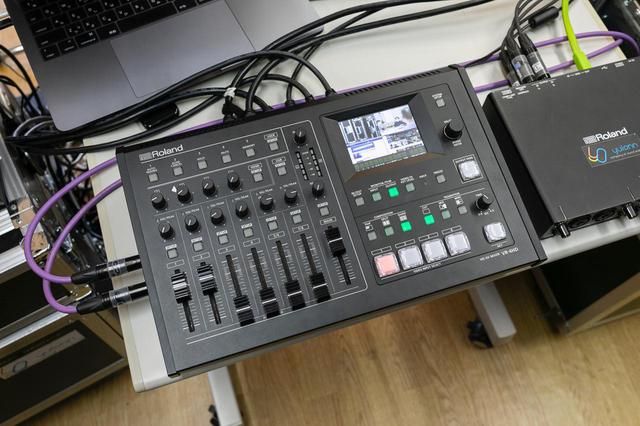 画像: 結音のライブ配信/映像収録業務の核となる機材、ローランド VR-4HD。4ch切り替えのビデオ・スイッチャー機能と18ch入力のオーディオ・ミキサー機能、そしてUSBビデオ・キャプチャー機能を備えたオール・イン・ワンの“AVミキサー”だ。DSKやPinPといった映像合成機能、オート・ミキシングやエコー・キャンセルといった音声機能も搭載し、大型のタッチ・モニターを内蔵しているので、本体だけで映像を確認することができる。A4サイズというコンパクトさも魅力の一つだ(問い合わせ:ローランド株式会社 お客様相談センター Tel:050-3101-2555)