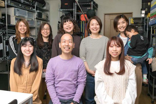 画像: 結音のスタッフの方々。写真手前左から、多鹿百香氏、代表取締役の藤森暖生氏、稲垣亜衣子氏、写真奥左から、松本里歩氏、合田加代氏、水落くるみ氏、馬場貴子氏、藤森亜耶氏(と藤森允仁ちゃん)