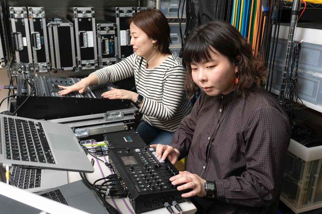 画像: 手慣れた様子でVR-4HDをオペレートする水落氏(手前)と音声卓を操作する馬場氏(奥)