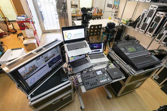 画像: オフィス内に設置されたライブ配信用機材
