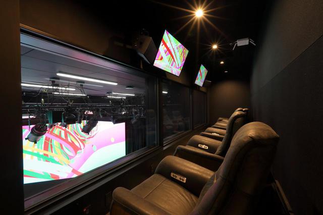 画像: 『BOX STUDIO』を見下ろす位置に設けられたVIPルーム