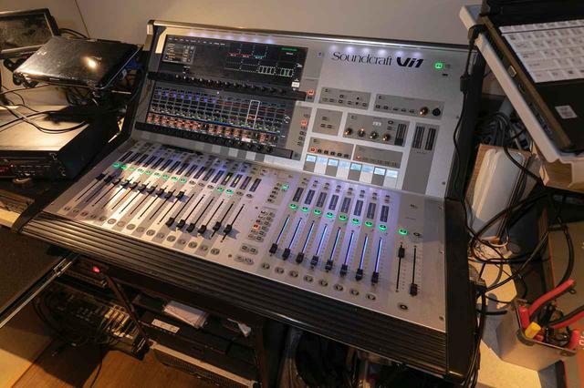画像: ハウス・コンソールは、Soundcraft Vi1