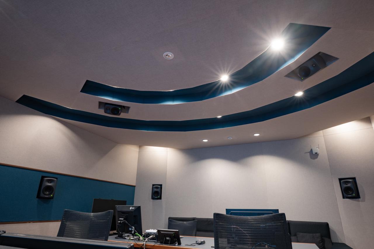 画像: MAルームの後方を見る。Lsr/Rsrのスピーカーは壁を開口して、よりダイレクトに音が届くように設置された