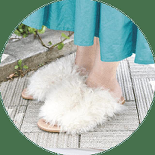 画像: ふわふわとした毛足の長いファーサンダルは、シーズンレスでコーディネートのアクセントとして活躍。フラットヒールなので、お出かけのときにもおススメ。