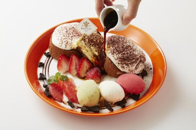 画像: ◇ドルチェ マスカルポーネのティラミスパンケーキ Butterで一番人気のふわふわスフレパンケーキにココアパウダーを入れて焼き上げました。パンケーキの間には自家製ティラミスをサンドし、マスカルポーネクリームをたっぷりと。イタリア国旗”トリコローレ”に見立て、ピスタチオ、バニラ、ブラッドオレンジのジェラートを飾り、周りにチョコレートソース、ココアクッキー、イチゴ、ピンクグレープフルーツを散りばめています。別添えの香り高いエスプレッソをかけることで味わいが一段と深くなり、心ゆくまでButter自慢のパンケーキをお楽しみいただけます。 価格:1,280円(税抜)
