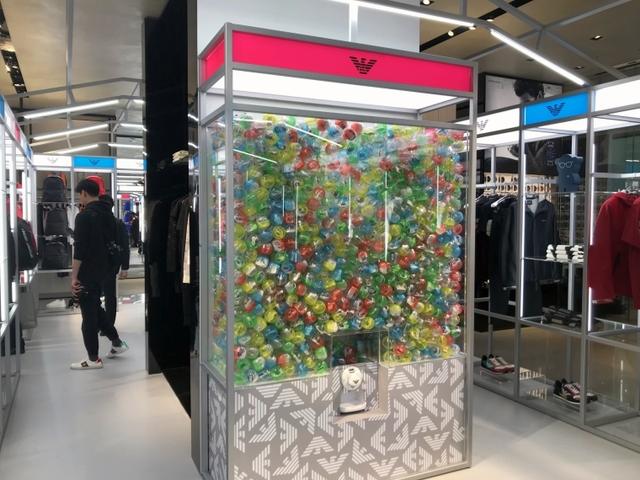 画像: 缶バッジ入りのカプセルが出てくるカプセルトイマシーン