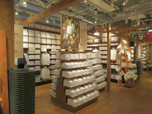 画像: 特定のアイテムや素材に絞って集積し、商品特徴が伝わりやすいディスプレーにした