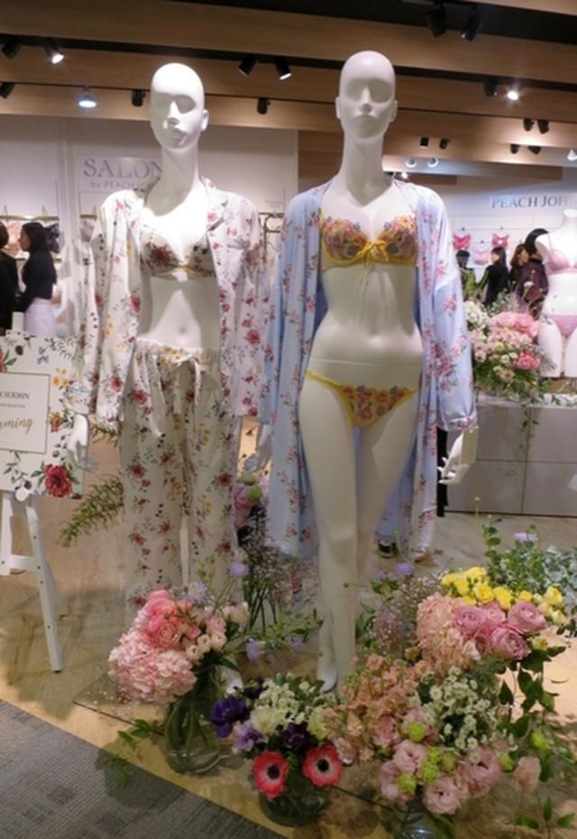 画像: 19年春は「ブルーミング」をテーマに花柄プリントや花モチーフのレースをふんだんに使った