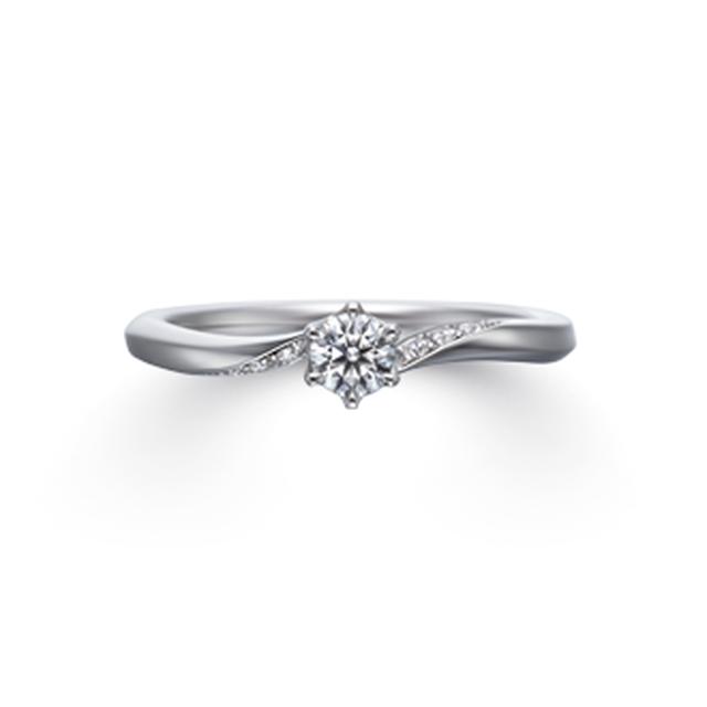 画像: 【Flanery (フラネリー)】 センターダイヤモンド:0.18ct 素材:Pt950 幅:1.8mm メレ数:8石 価格(税込):213,840円