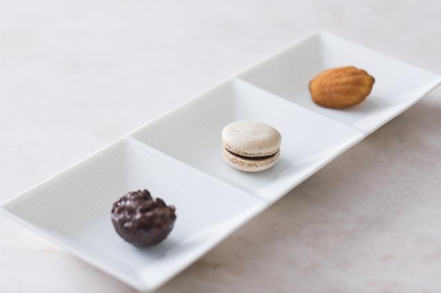 画像: プティ・フール(食後の小菓子)左:チョコレートクランチ 中央:紫芋のマカロン 右:青森県蓬田村産福々たまごのマドレーヌ ほっと一息デザートコースの余韻を楽しむプティ・フールまで、お好きなドリンク2杯とともに。