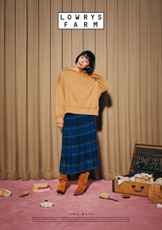 画像: ボトムがブーツにかかるくらいの丈感は今季注目のバランス。 トップス ¥4,000 スカート ¥5,000 ブーツ ¥6,900 ※WEB限定公開