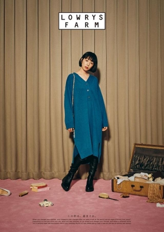 画像: ワンピースとロングブーツの丈感のバランスが今年らしいスタイリング。 ワンピース ¥6,000 バッグ ¥2,500 ブーツ ¥7,900 ※WEB限定公開
