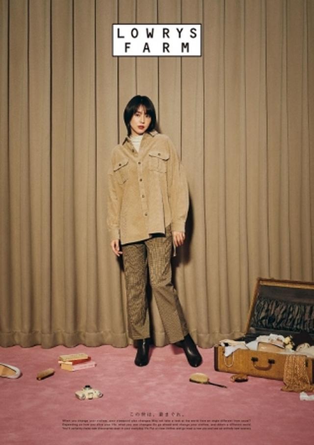 画像: 秋らしいコーデュロイ素材のCPOシャツとチェックパンツのコーディネート。 シャツ ¥4,900 タートルネック ¥2,500 パンツ ¥5,000 ブーツ ¥5,500 ※WEB限定公開
