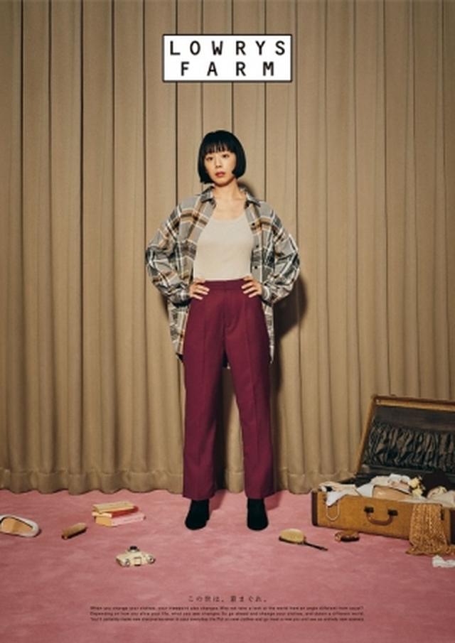 画像: ビッグシルエットのシャツにすっきりとしたセンタープレスのパンツを合わせたカジュアルすぎないコーディネート。 シャツ ¥4,500 タンクトップ ¥1,500 パンツ ¥5,000 ブーツ ¥5,500