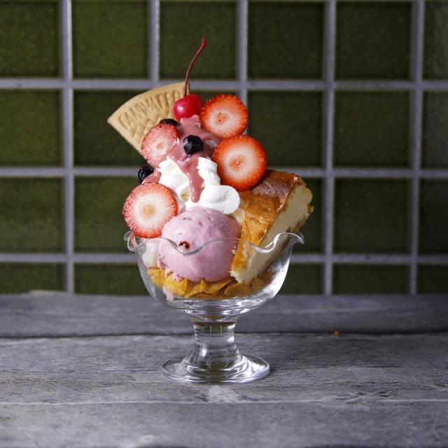 画像: ▲ストロベリー&チーズケーキサンデー 880円(税別)