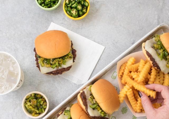 画像2: 【Shake Shack】ピリ辛と旨味を楽しむ「グリーンチリチェダーチーズバーガー」期間限定で発売!
