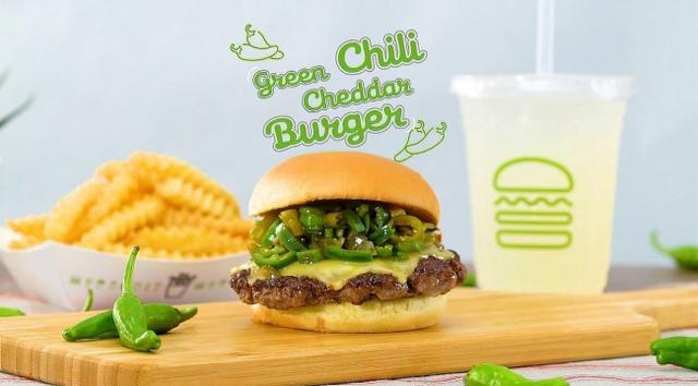 画像1: 【Shake Shack】ピリ辛と旨味を楽しむ「グリーンチリチェダーチーズバーガー」期間限定で発売!