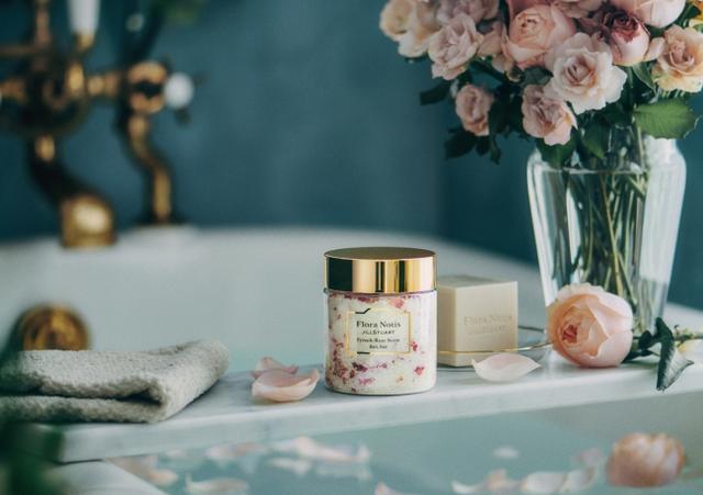 画像1: ローズの色香で癒すバスタイム…「Flora Notis JILL STUART」よりセンチフォリアローズの花びらが贅沢に入ったバスソルトを数量限定で発売!