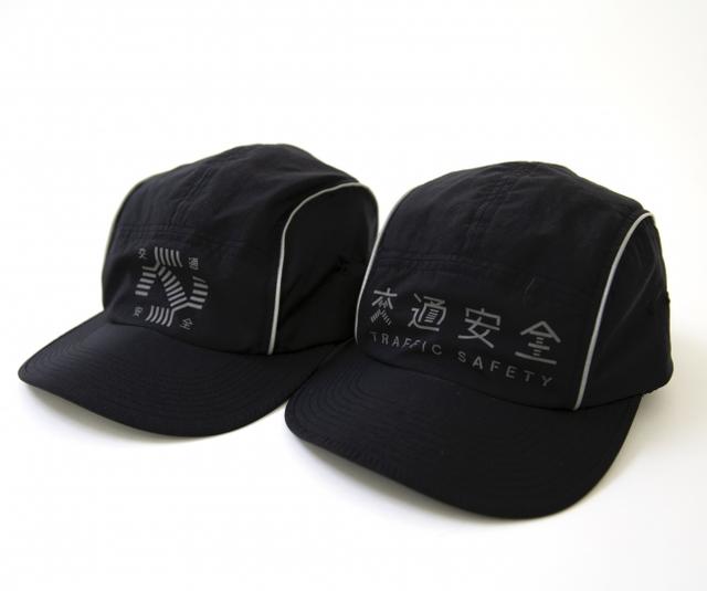 画像: スクランブル交差点と交通安全モチーフのキャップ 各¥5,800(税抜)