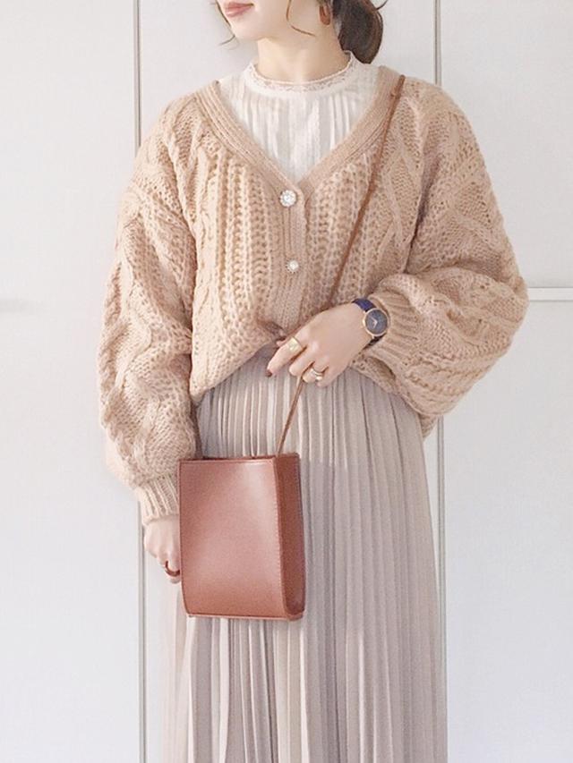 画像: 【MAJESTIC LEGON】ハートケーブルカーディガン 2,970円(税込)※現在のSALE価格 【mysty woman】レース切り替えヴィンテージサテンブラウス 4,021円(税込)※現在のSALE価格 【titivate】ロープショルダーミニバック 4,389円(税込)