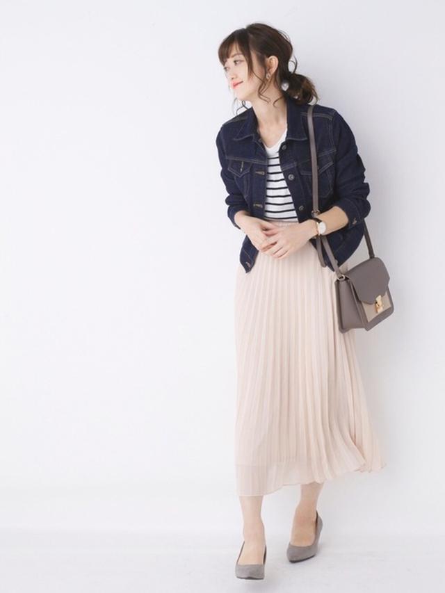 画像: 【ユニクロ】デニムジャケット 2,990円(税別) 【GU】ボーダートップス 590円(税別)セール時の価格 【ユニクロ】プリーツスカート 2,990円(税別)