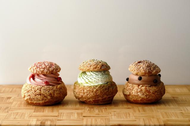 画像: テイクアウト用「本日のシュークリーム」350円(税込) (左から「苺」、「抹茶」、「チョコレート」)
