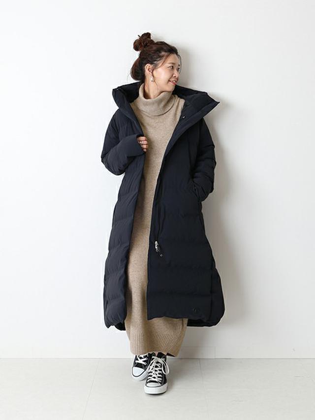画像: 【JOURNAL STANDARD】デサント オルテライン 水沢ダウンジャケット ¥137,500 【JOURNAL STANDARD】カシミヤアンゴラ混 天竺タートルネックワンピース ¥9,900 ※現在のSALE価格