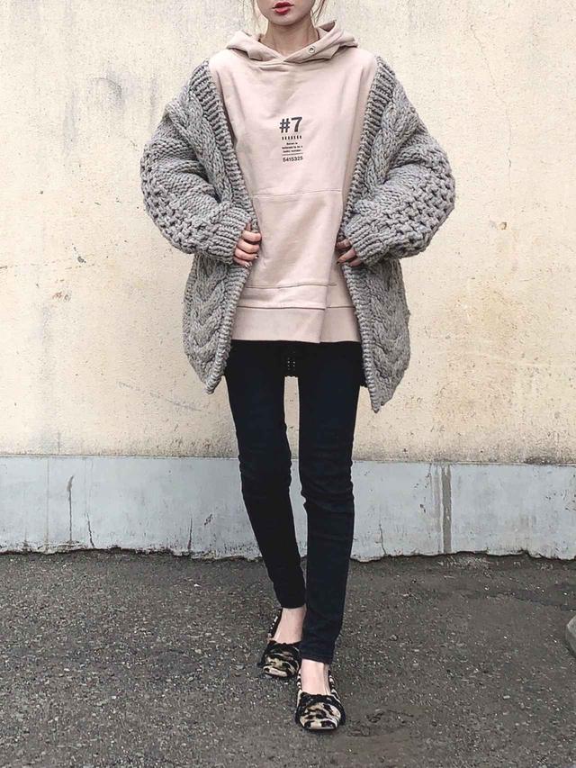 画像: ざっくりニットで重ね着スタイル