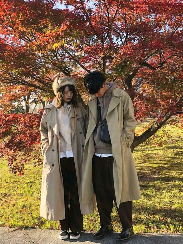 画像: 春先にも活躍するトレンチコートで