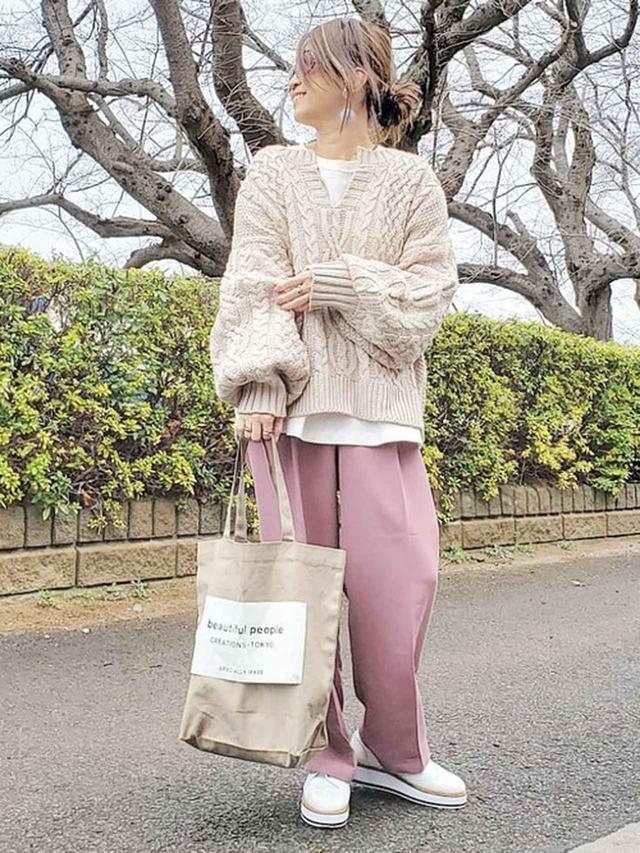 画像: パンツコーデは桜色で春を演出